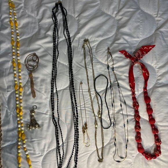 Assortment of Vintage Fashion Jewelry. - Picture 1 of 4